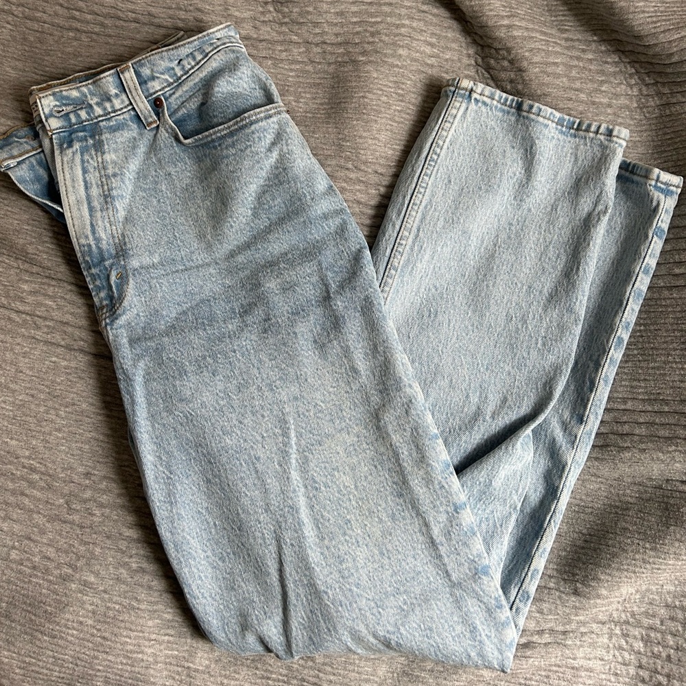 Abercrombie Curve Love 90s Straight Ultra High Rise light wash
